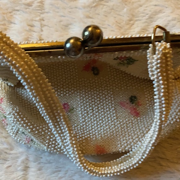 Vintage beaded small purse with handle and flower motifs. - Picture 6 of 6